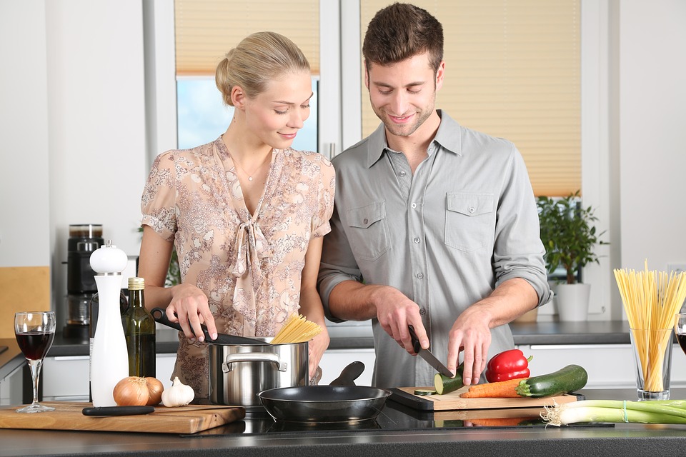 בעל ואשה בסדנת בישול
